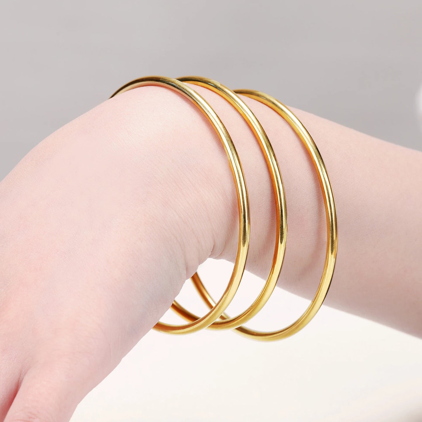 Fashionable Stainless-Steel Bracelet for Women – Round Minimalist Elegant Gold-Tone Bangle, Luxury Popular Jewelry Accessory