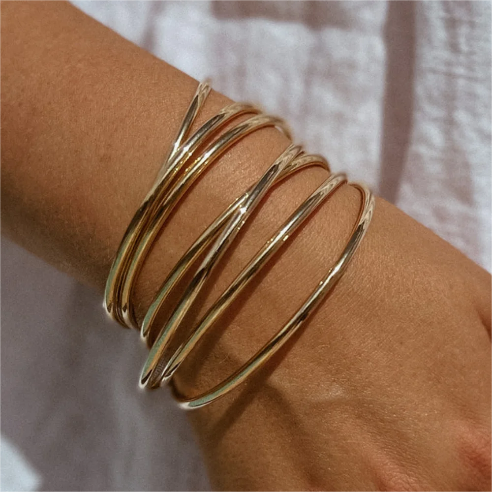 Fashionable Stainless-Steel Bracelet for Women – Round Minimalist Elegant Gold-Tone Bangle, Luxury Popular Jewelry Accessory