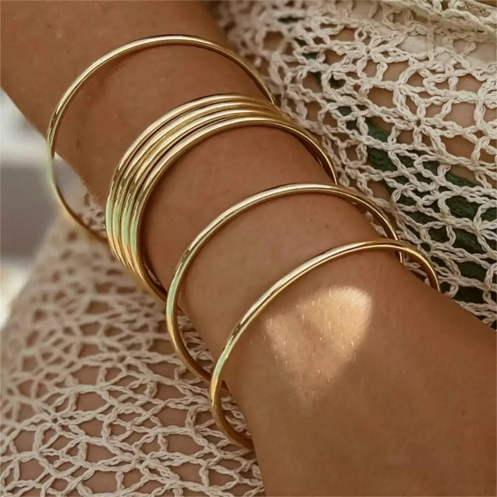Fashionable Stainless-Steel Bracelet for Women – Round Minimalist Elegant Gold-Tone Bangle, Luxury Popular Jewelry Accessory