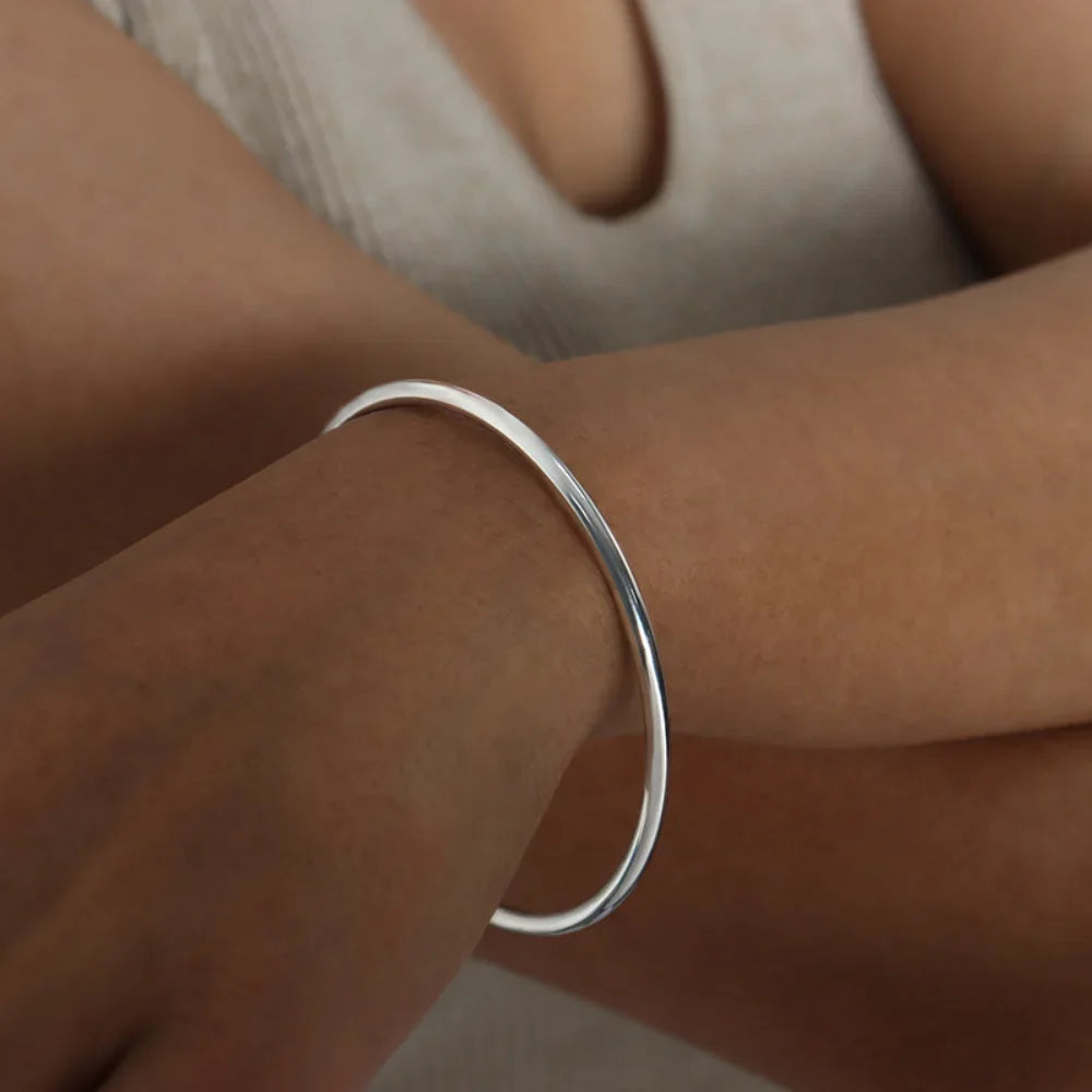 Fashionable Stainless-Steel Bracelet for Women – Round Minimalist Elegant Gold-Tone Bangle, Luxury Popular Jewelry Accessory