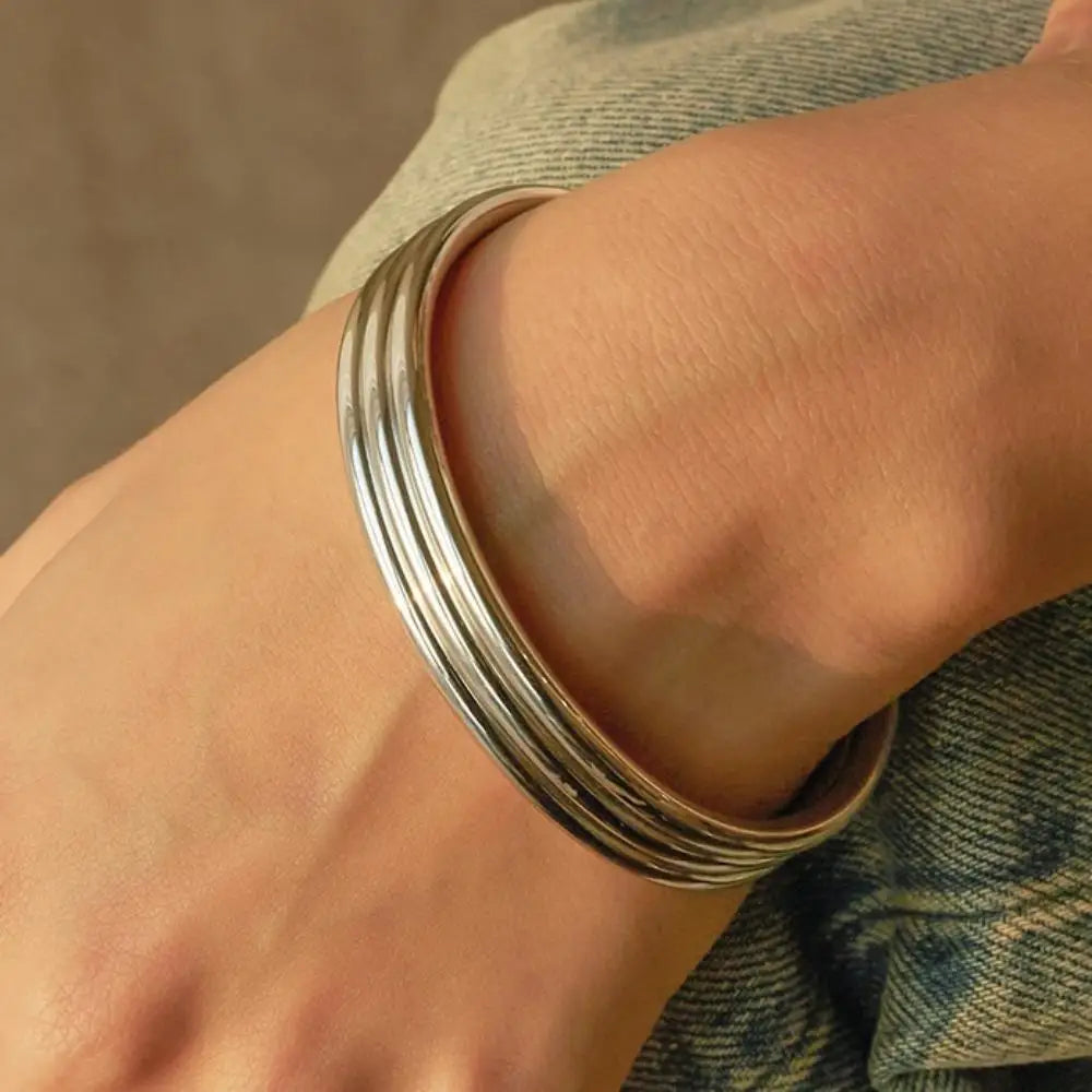 Fashionable Stainless-Steel Bracelet for Women – Round Minimalist Elegant Gold-Tone Bangle, Luxury Popular Jewelry Accessory
