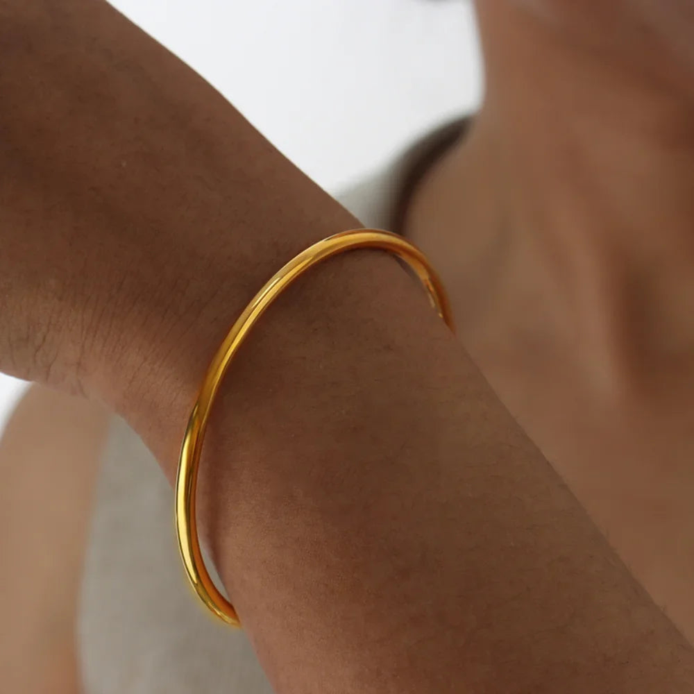 Fashionable Stainless-Steel Bracelet for Women – Round Minimalist Elegant Gold-Tone Bangle, Luxury Popular Jewelry Accessory