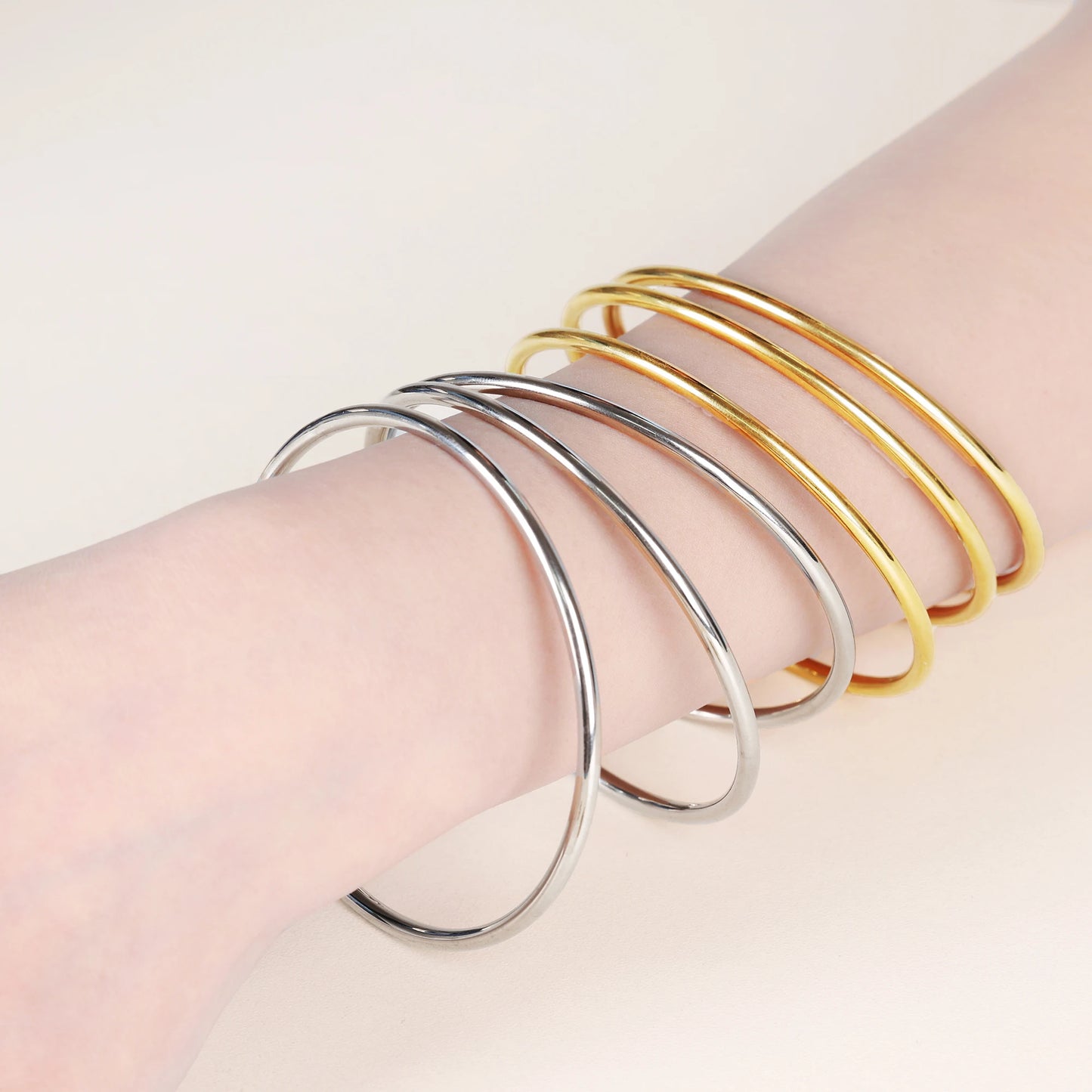 Fashionable Stainless-Steel Bracelet for Women – Round Minimalist Elegant Gold-Tone Bangle, Luxury Popular Jewelry Accessory